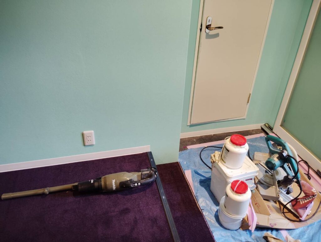 床貼り工事をしています。