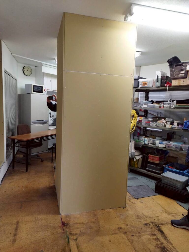 名古屋市｜倉庫内にパテ練習スペースを新設｜軽量下地・プラスターボード工事