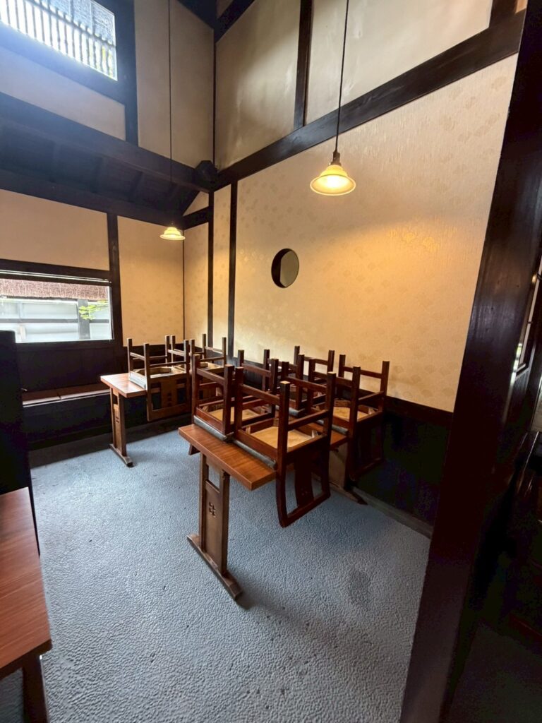 日進市竹の山｜飲食店リニューアル。漆喰壁へのクロス下地造作と高天井を活かした和カフェへのコンバージョン施工事例