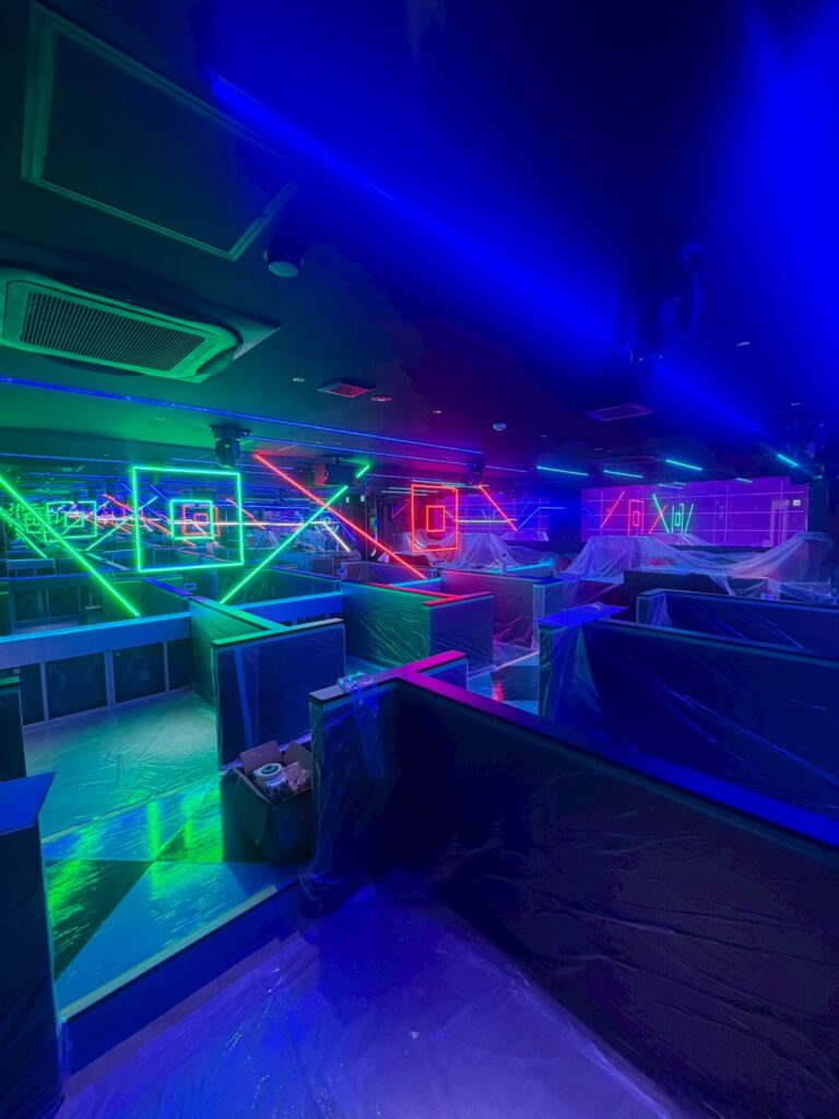 名古屋市中区栄｜店舗改装。壁面埋め込みの間接照明（ライン照明）で空間をドラマチックに演出したリニューアル事例
